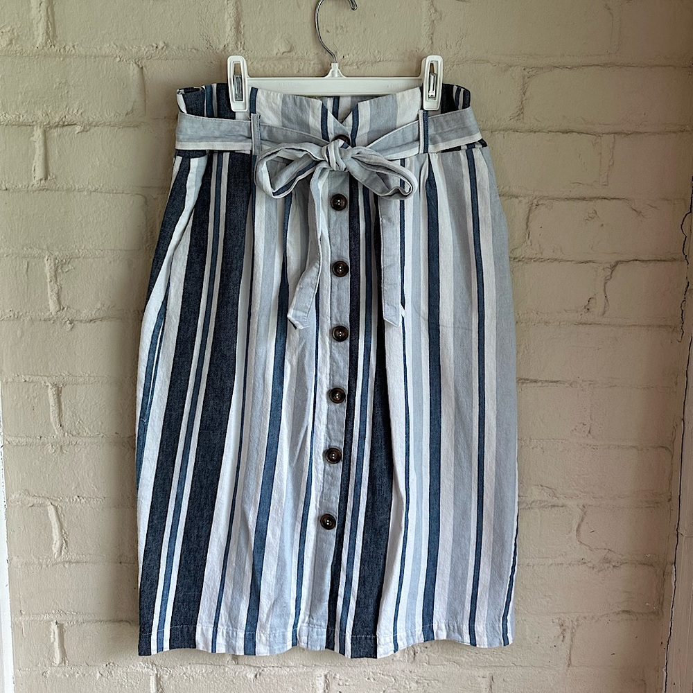 Forever 21 Contemporary size large blue and white vertical stripe cute skirt